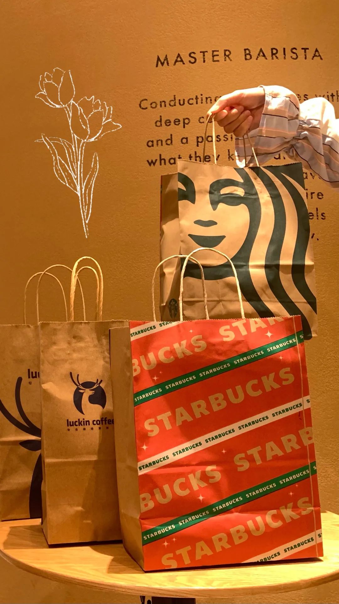 圣诞咖啡新品测评：星巴克与瑞幸咖啡谁的拿铁咖啡更好喝性价比更高？