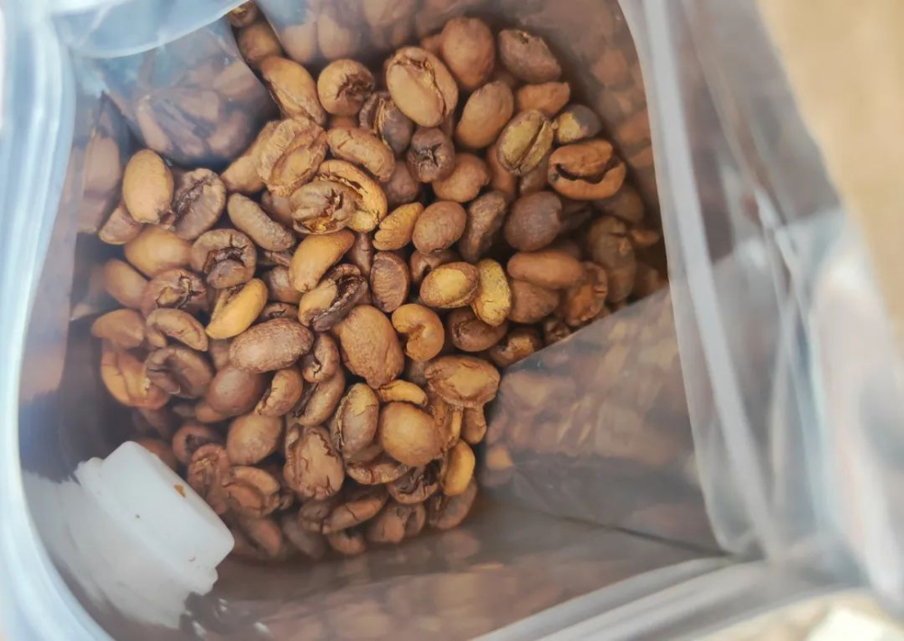 咖啡豆烘焙颜色不均匀是什么原因？为什么浅烘咖啡豆颜色深浅不一？