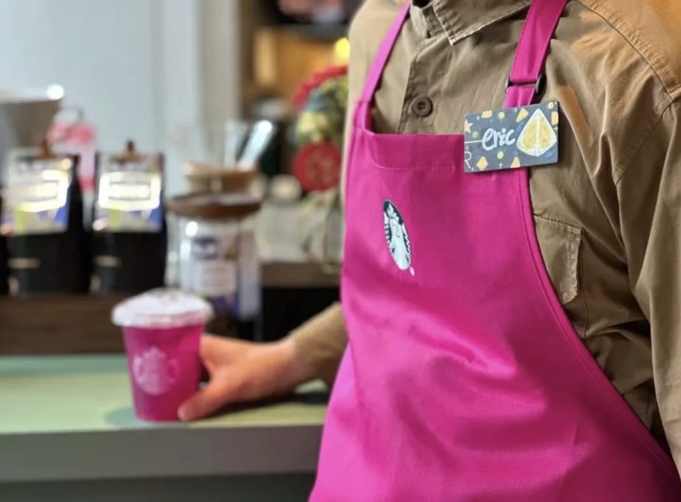 星巴克粉红色围裙代表什么？Pink Drink粉粉生咖含咖啡因吗？