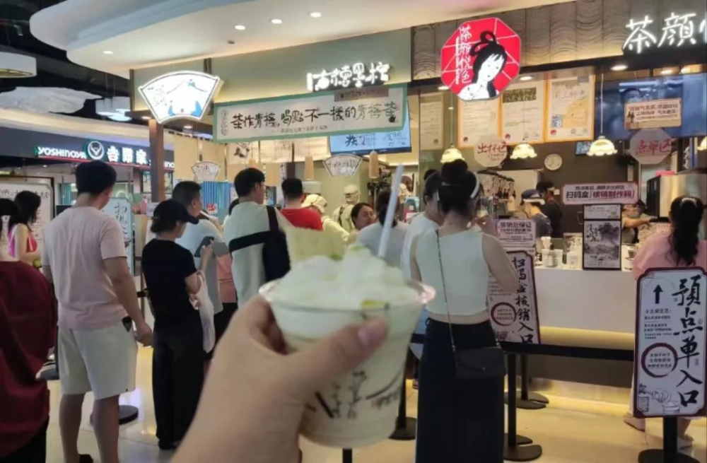 茶颜悦色新品牌亮相，“罚站”槽点依旧？
