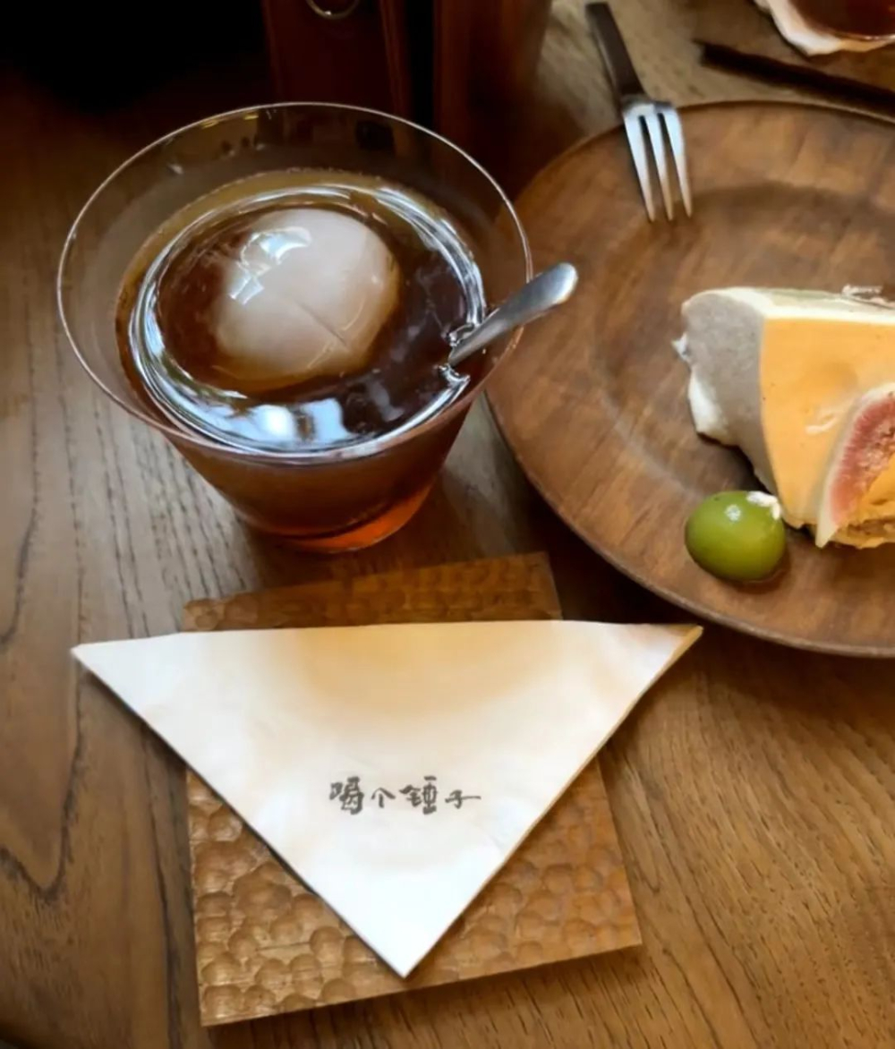 “麻烦把禁止拍照的牌子竖在门口”