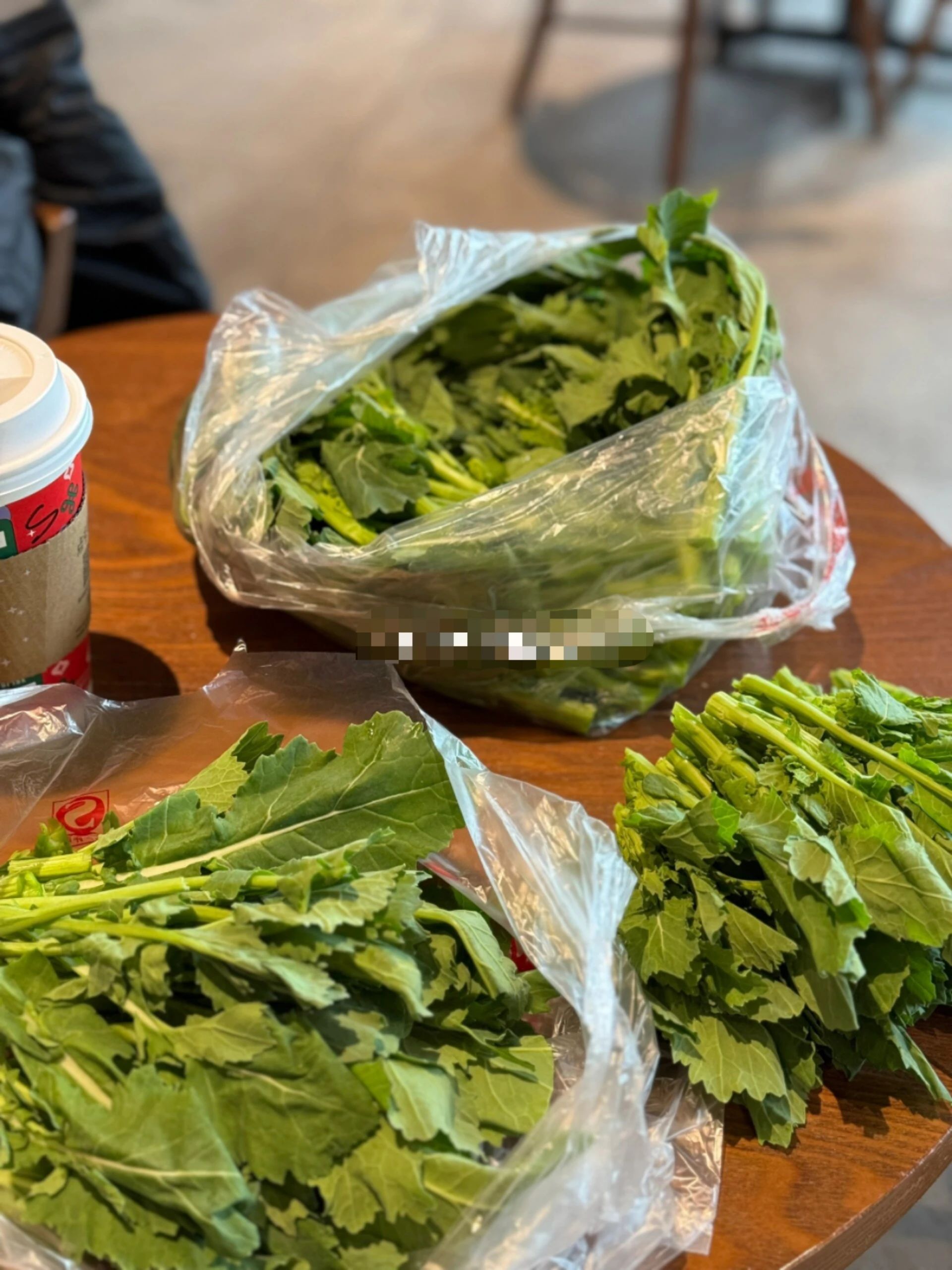 在星巴克里择菜引发热议？！
