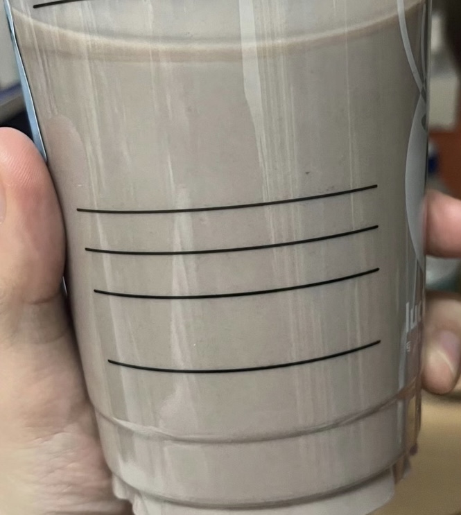 瑞幸一杯黑巧，网友称：“爆改水泥灰”