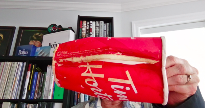 离谱！打包杯开裂！Tims公开道歉！