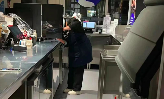 咖啡店现在只请得起一个员工吗？