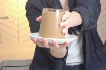 这也能卷？咖啡倒扣啜着喝？！