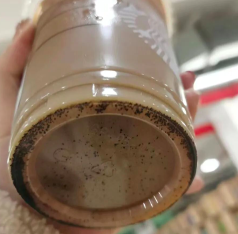 喝到粉渣投诉星巴克，店员：冤枉！