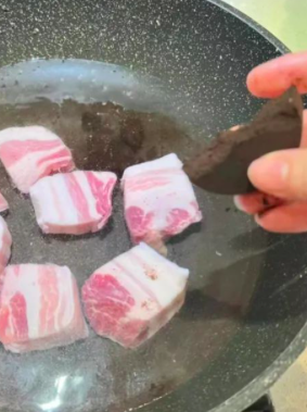 别丢！咖啡渣丢进锅里还能用