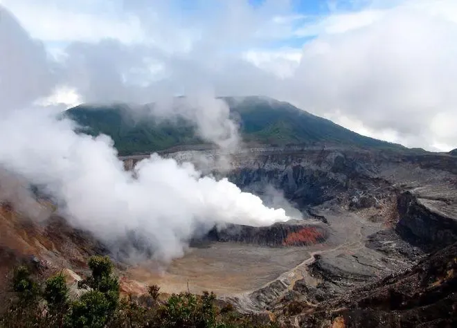 突发！哥斯达黎加发生火山爆发，火山灰影响当地居民和农产业