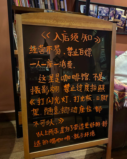 糟心！店老板要被拍照的逼疯了！
