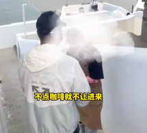 不消费不让进！游客质疑咖啡馆要求不合理