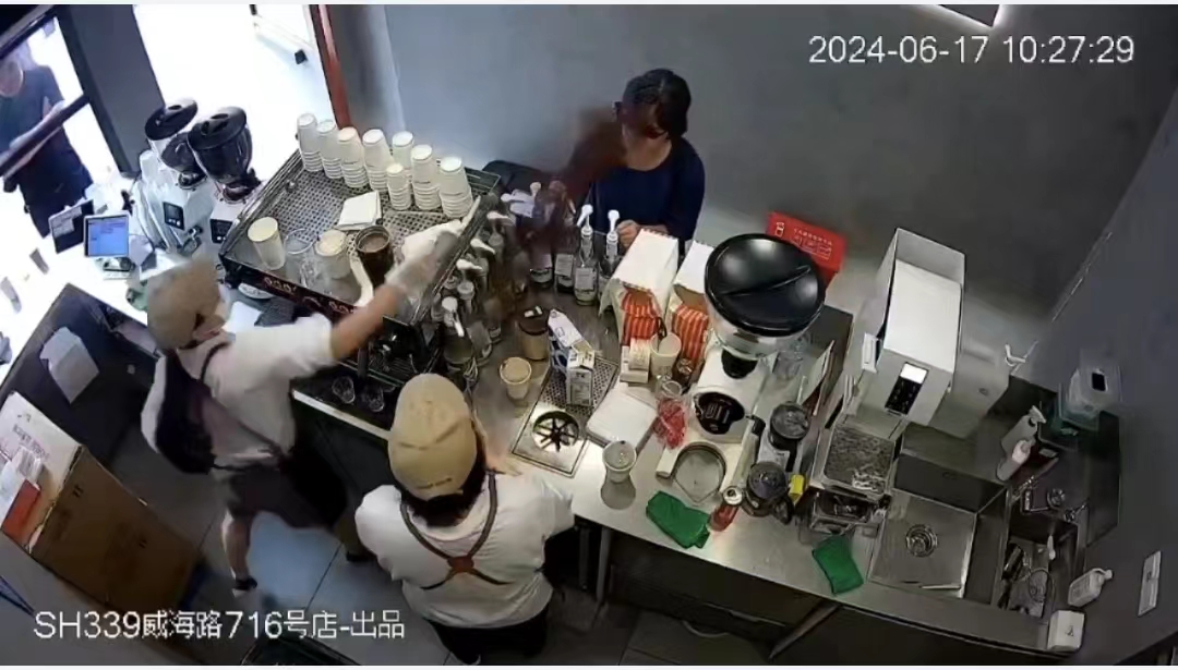 情绪崩溃！Manner店员挥手咖啡粉泼顾客！