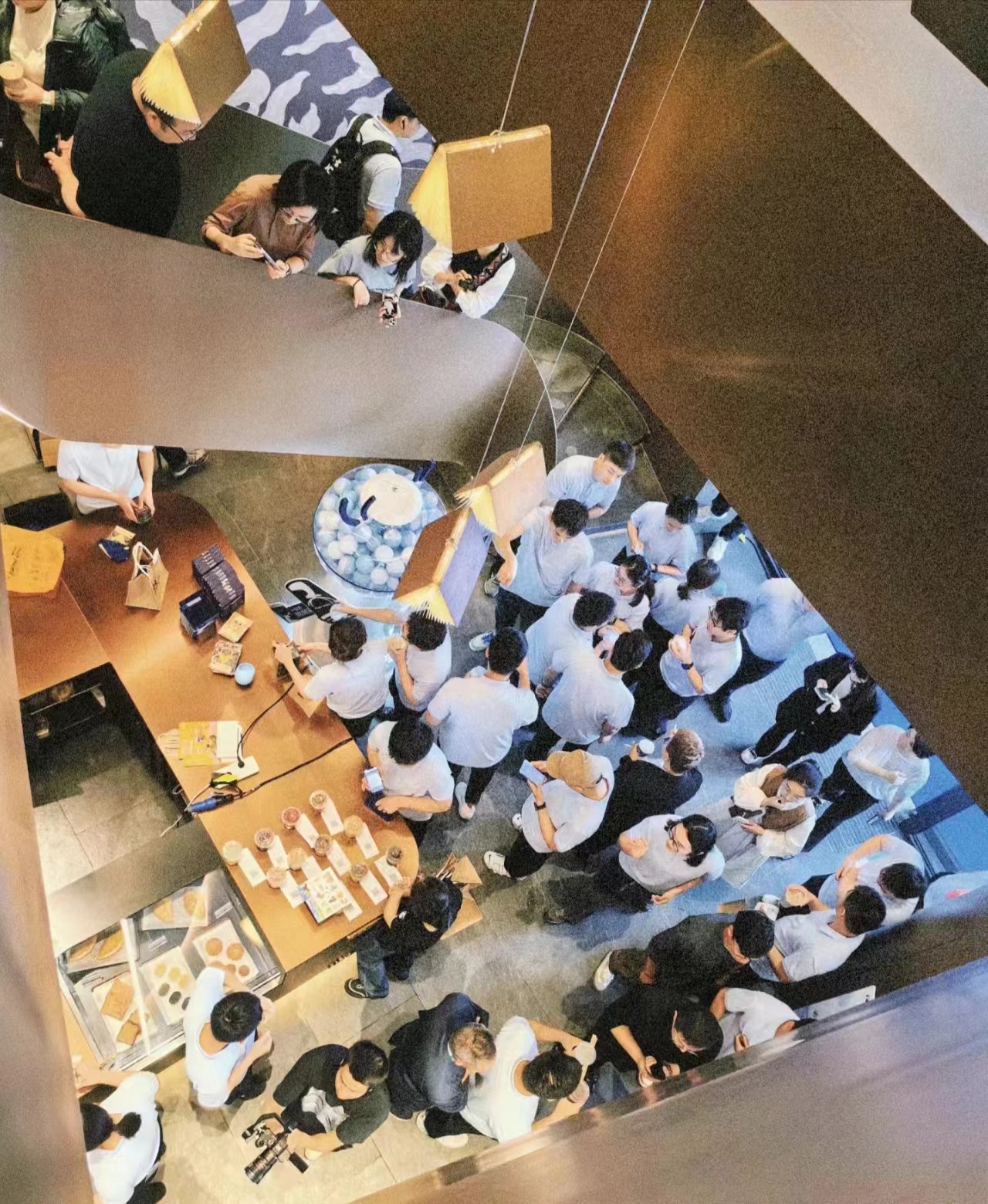 区经竟比顾客多？！瑞幸开出首家水上旗舰店