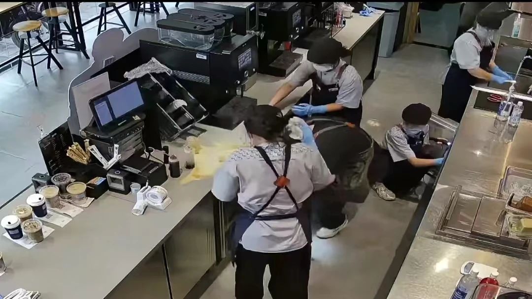 乌龙事件！瑞幸员工失误把咖啡撒到品控老师头上！！