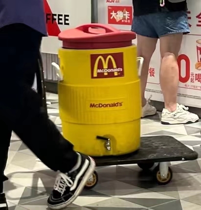 肯德基麦当劳提桶相互借冰块！老乡鸡：这CP我磕