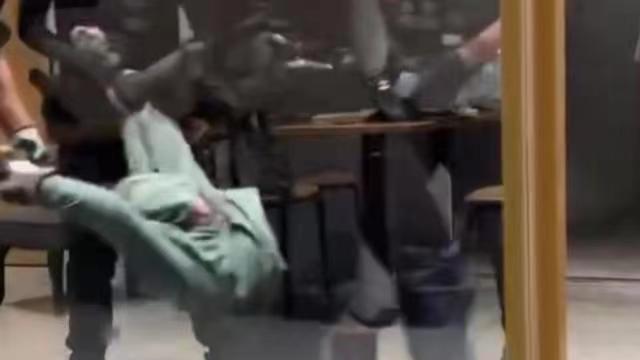 霸位蹭冷气劝不走，咖啡店报警将人扛走！