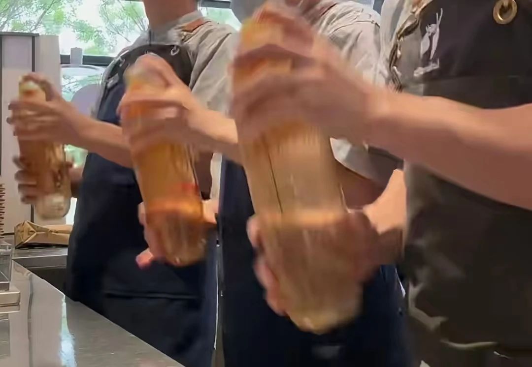 瑞幸推出冰摇浓缩咖啡系列，网友点评不如星巴克！！