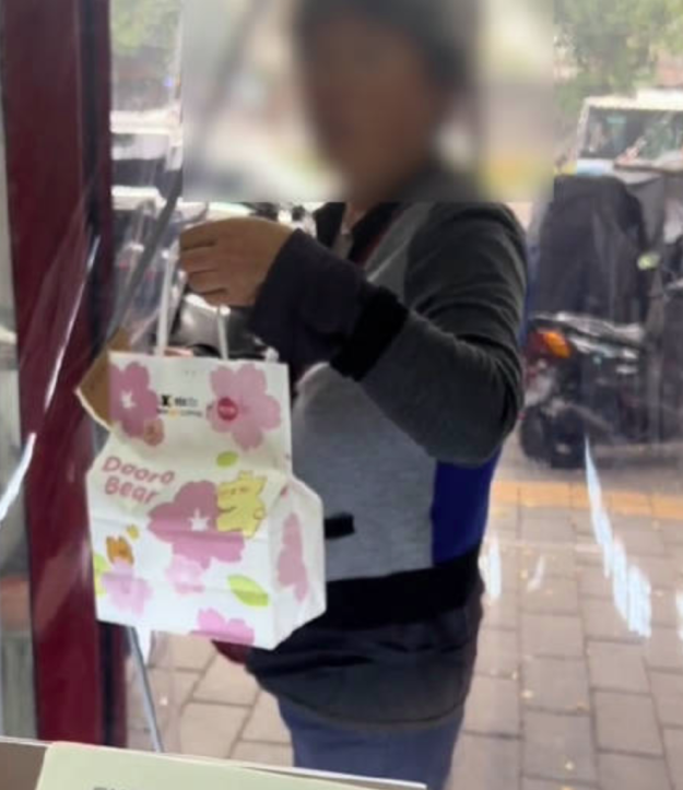 无奈曝光！老太理直气壮进店偷咖啡？！