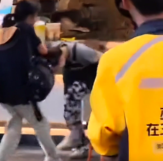 孩子偷奶茶被发现，母亲竟对店员大打出手！