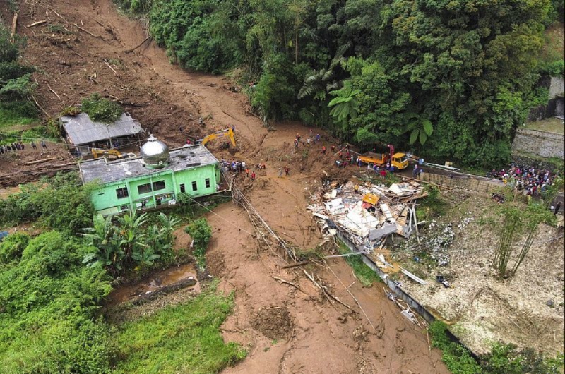 印尼北苏门答腊省多地遭遇山洪和泥石流！