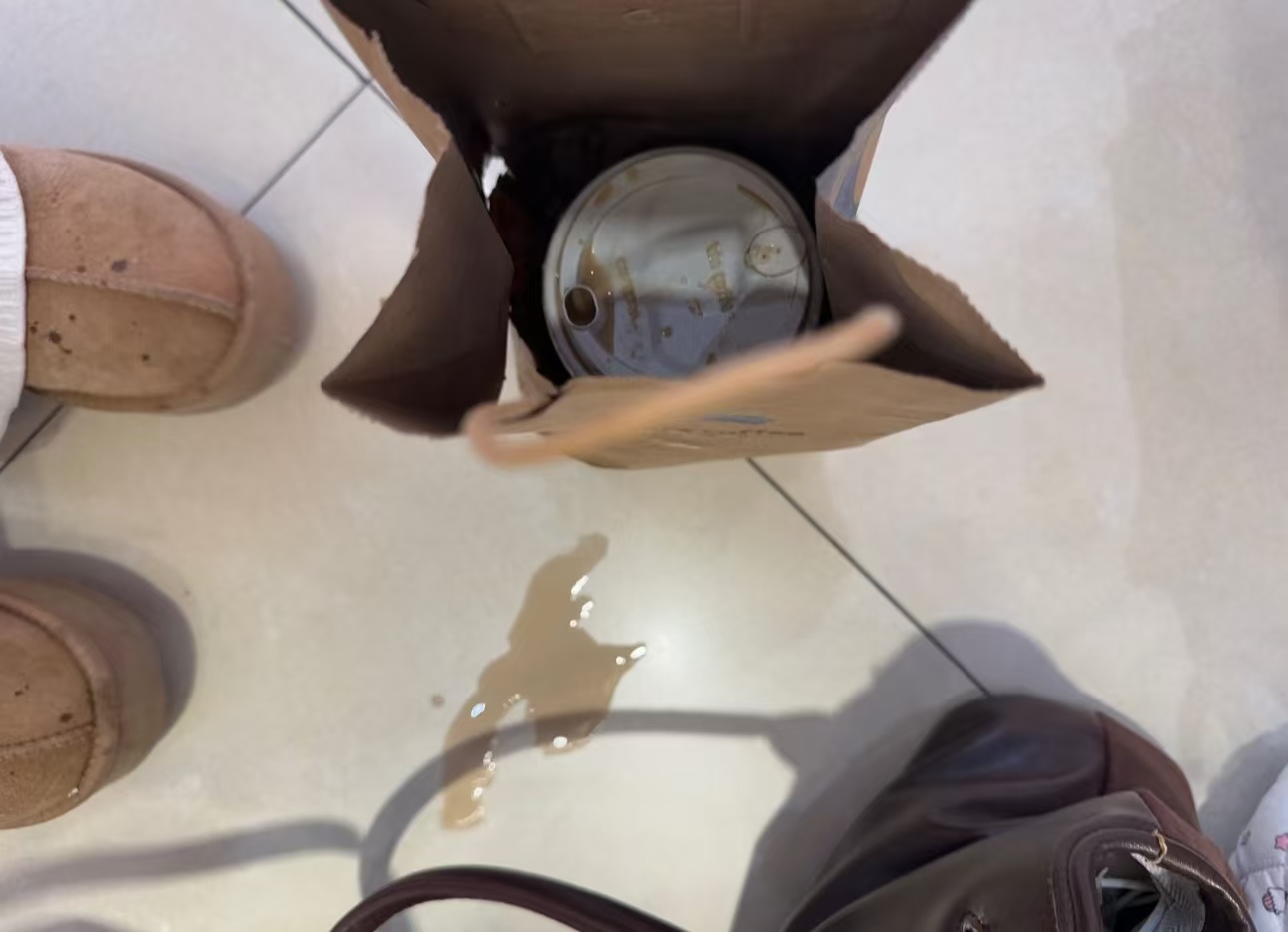 打包未封口？瑞幸店员失误毁顾客衣物？！