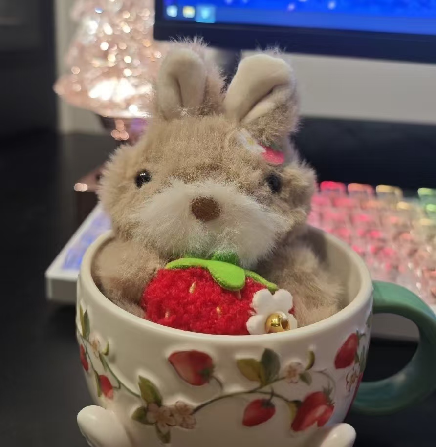 鬼迷日眼！星巴克上新草莓兔子杯！