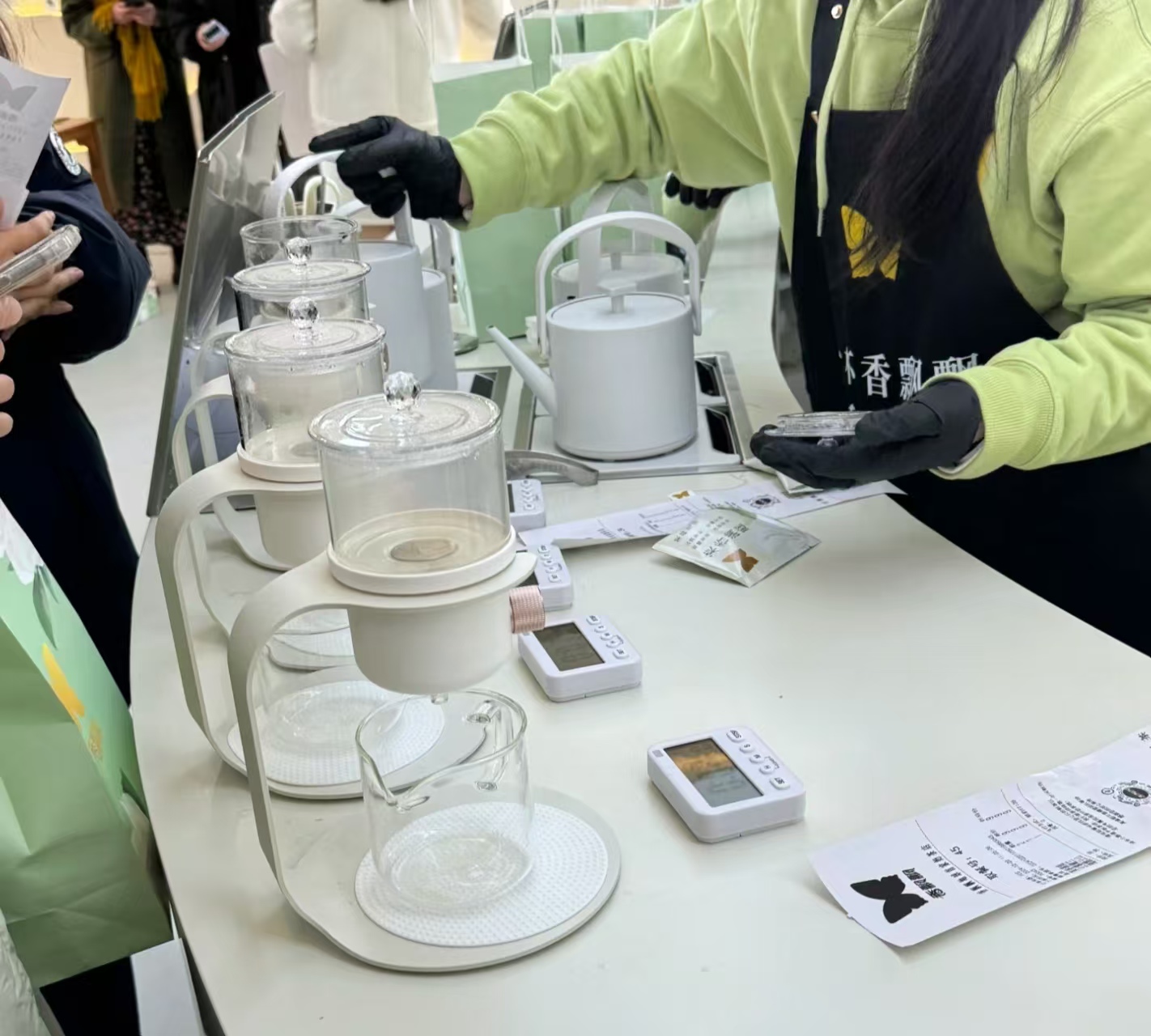 排队买速溶？！香飘飘全球首家奶茶店开业