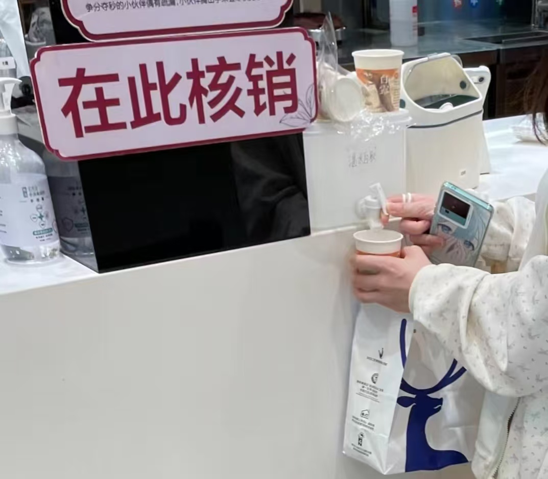 茶颜没给热水遭投诉！网友：吃力不讨好