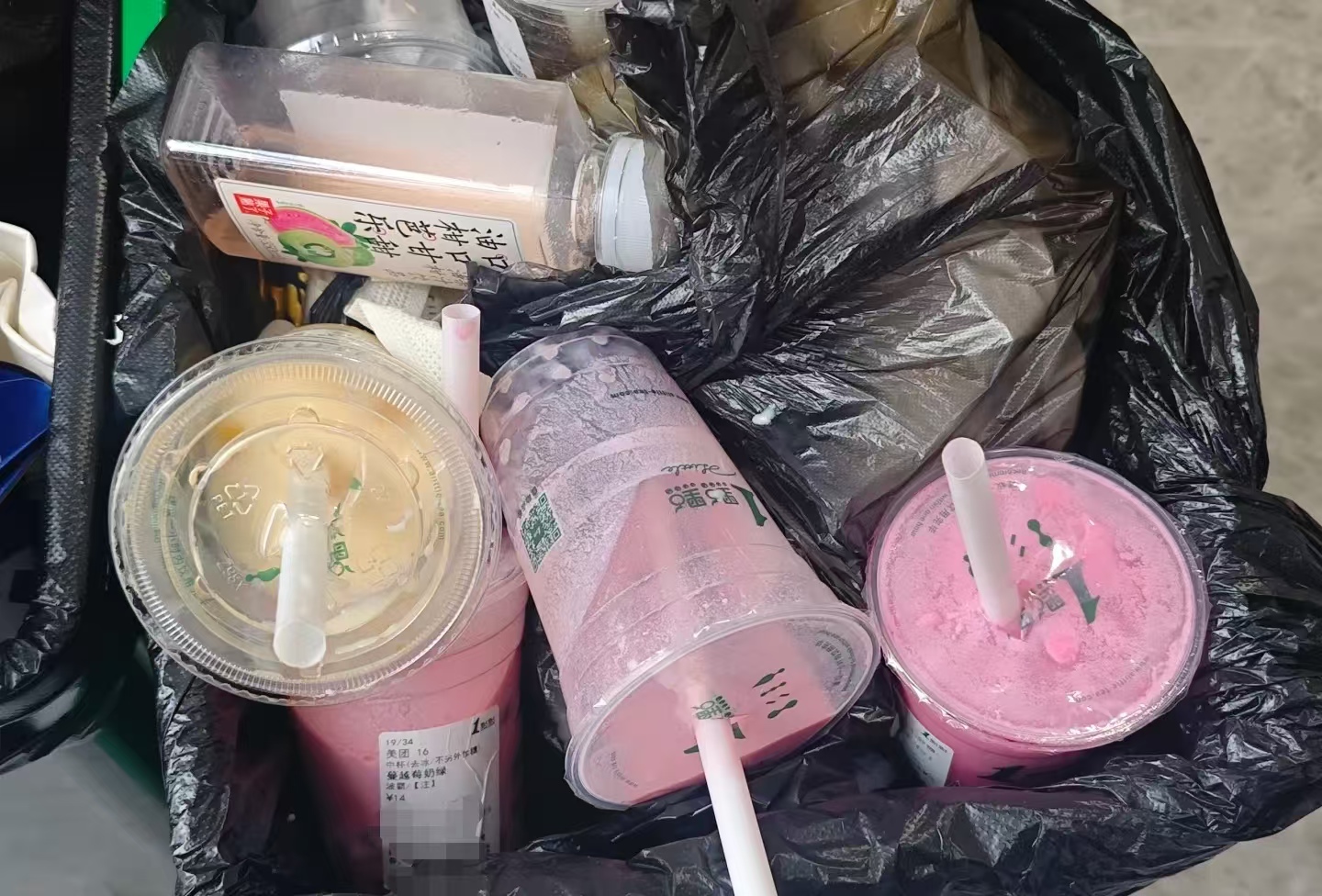 拍完照就丢？1点点“明星同款奶茶”走红！