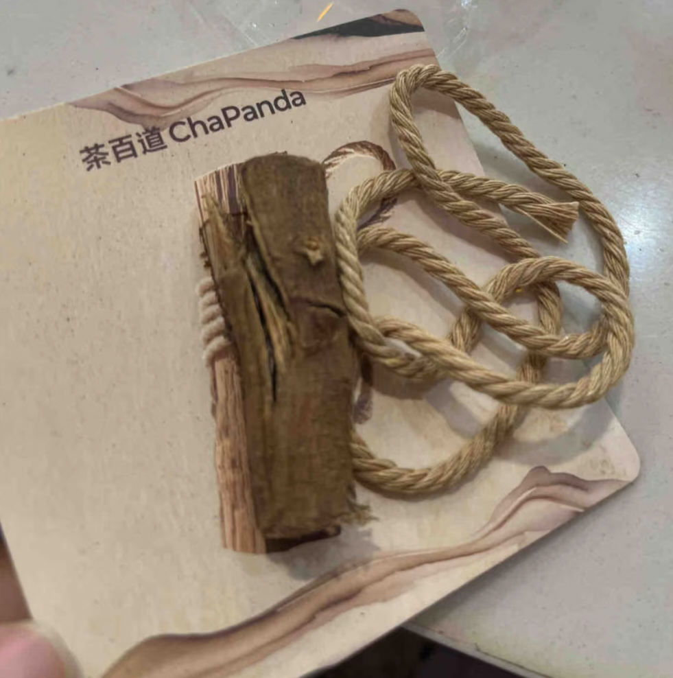抽象周边！茶百道新品送“木头”