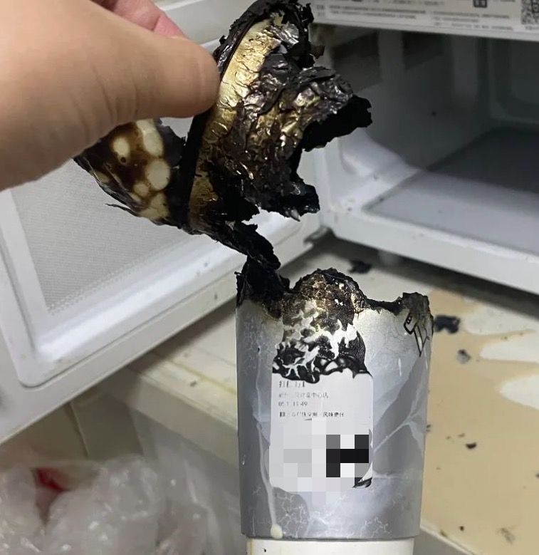 火光冲天！喜茶奶茶杯加热30秒差点把家烧了 !
