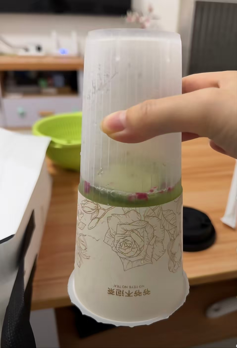 奶茶到手仅半杯！爷爷不泡茶惹怒全网