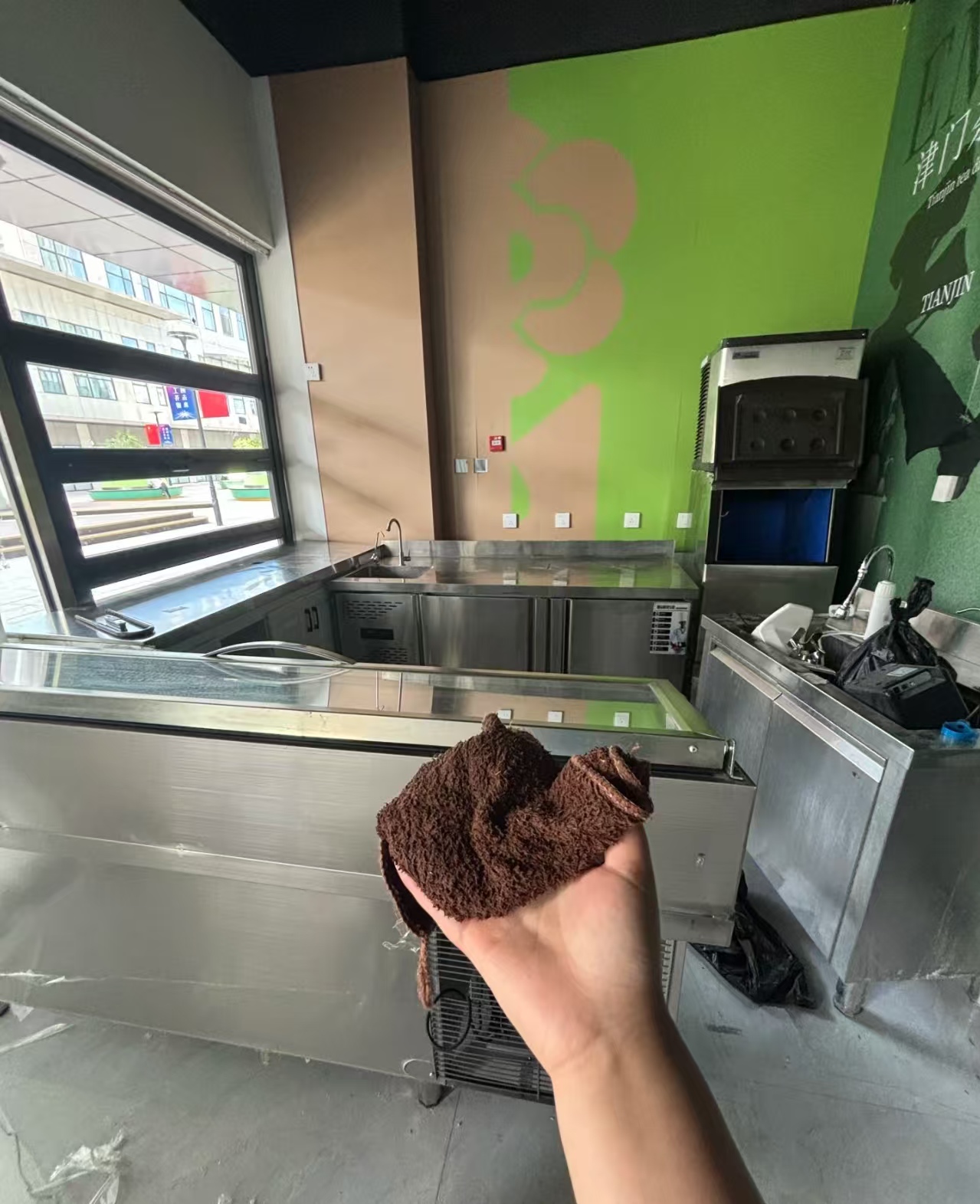 试用期当免费保洁！奶茶店打扫完被辞退？！