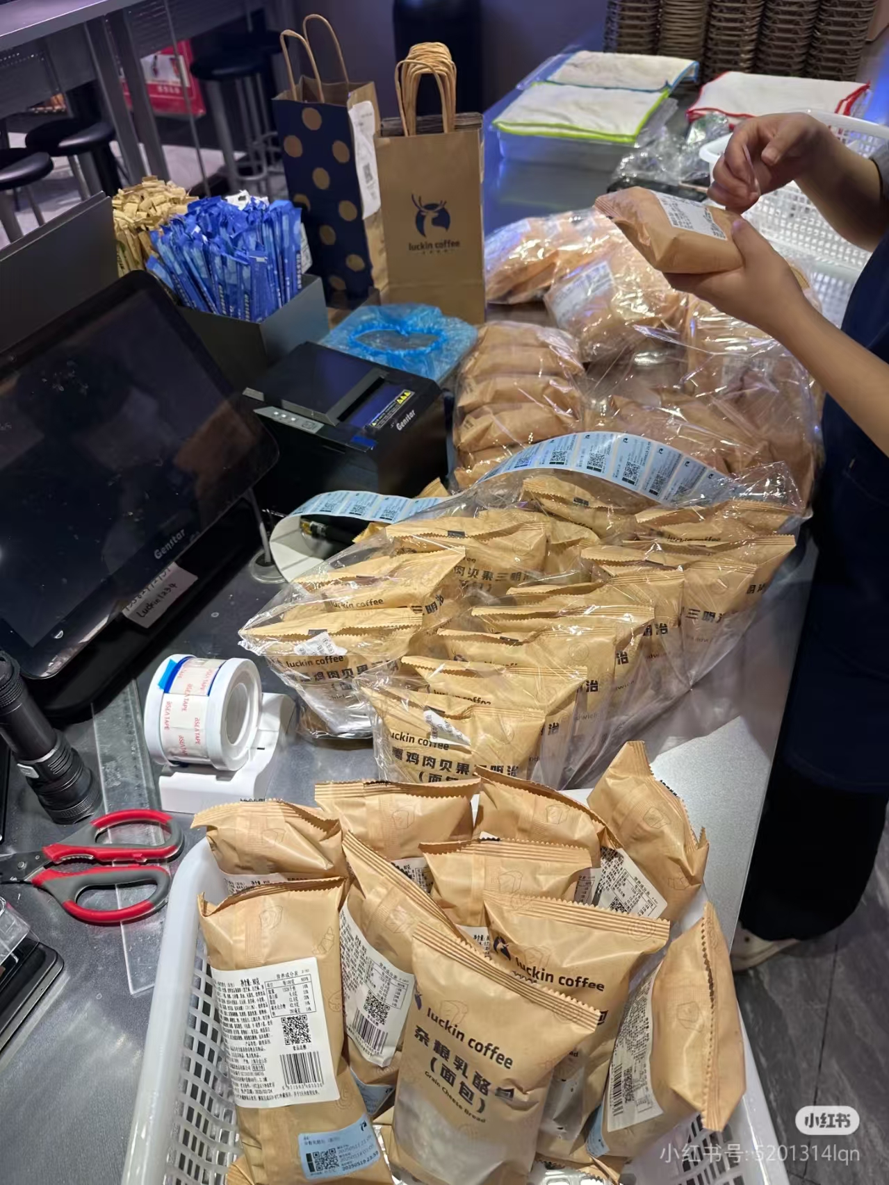 每天无偿加班！瑞幸员工被外卖战整破防！