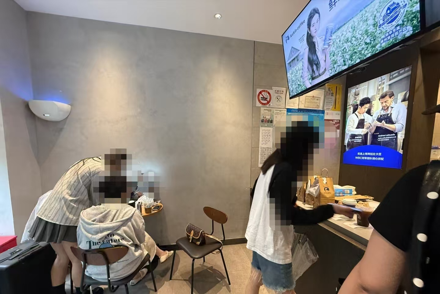 咖啡店沦为化妆间？！瑞幸打工人：管不了
