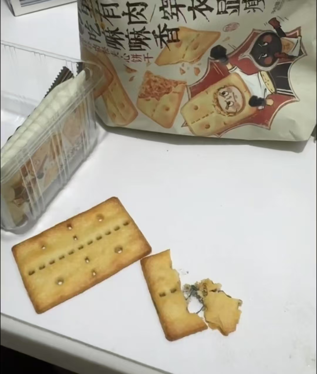 扯不断！茶饮品牌饼干吃出黑色毛线？！