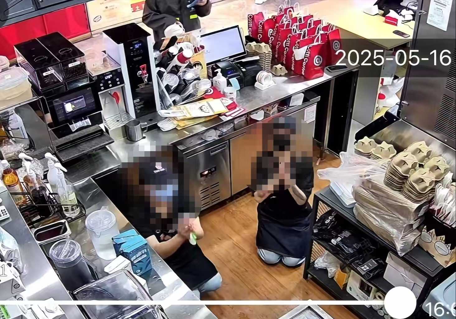 用错毛巾要下跪？！咖啡店员玩梗视频引争议