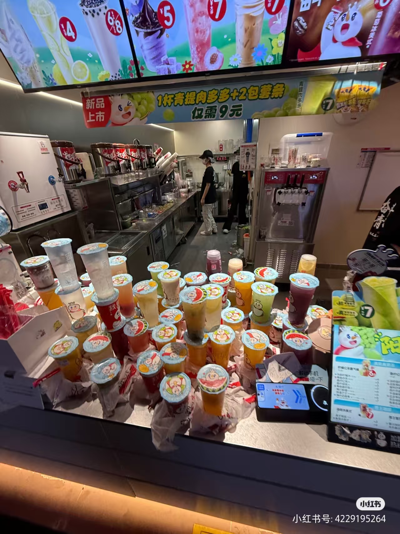 茶饮店一晚丢近百杯奶茶！网友：不喝别点
