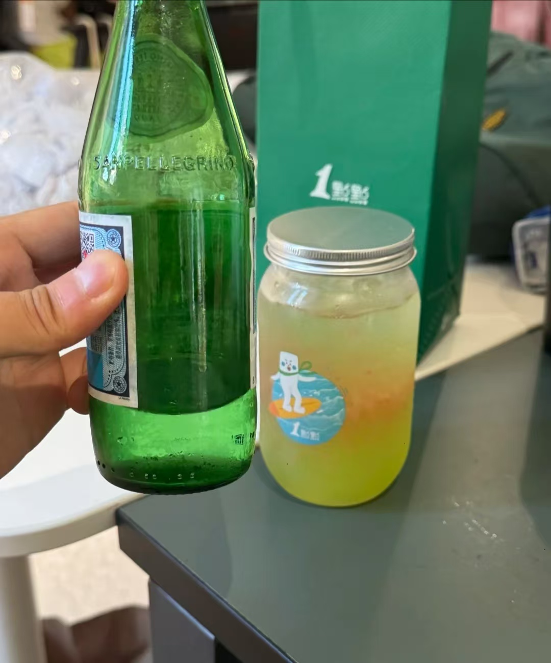 太抽象！1点点新品附赠已拆封气泡水？！