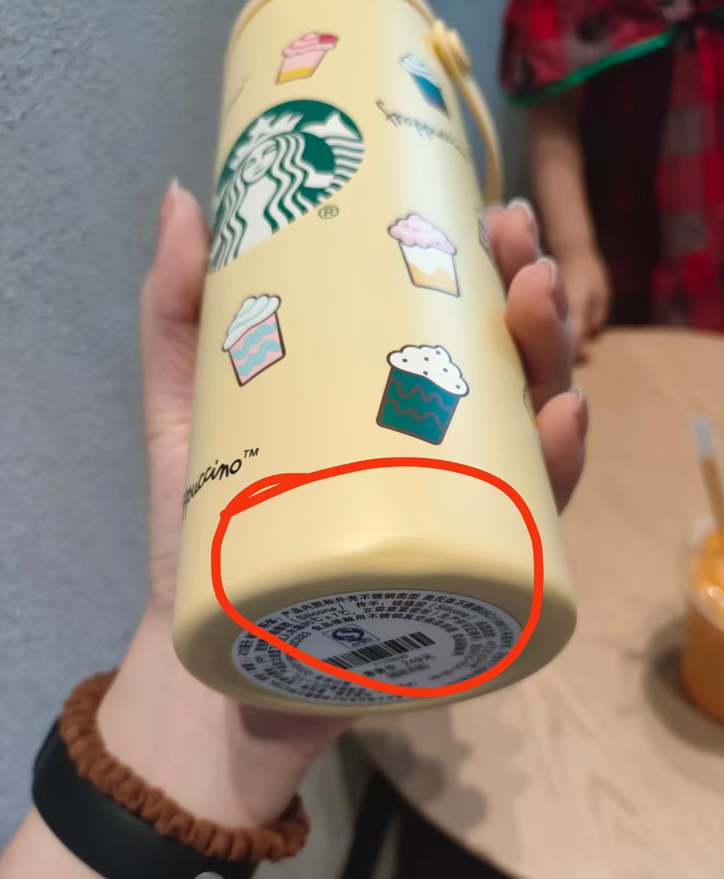 碰坏星巴克杯子被要求原价赔偿！网友：不合理