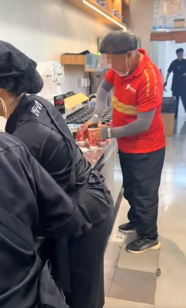 京东骑手进霸王茶姬吧台帮忙！网友：不合适