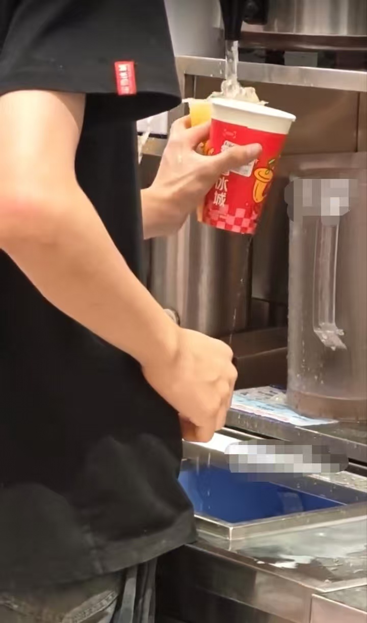 直饮水流入冰车！蜜雪冰城门店回应已处理