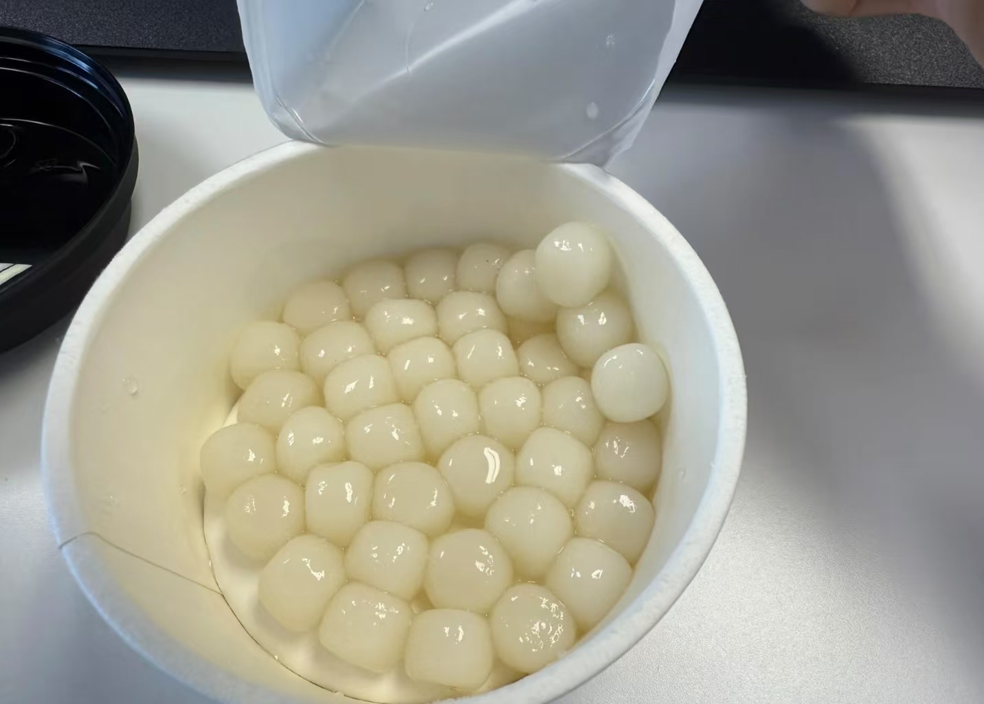 古茗奶茶小料“只铺一层”？！店员：标准出品