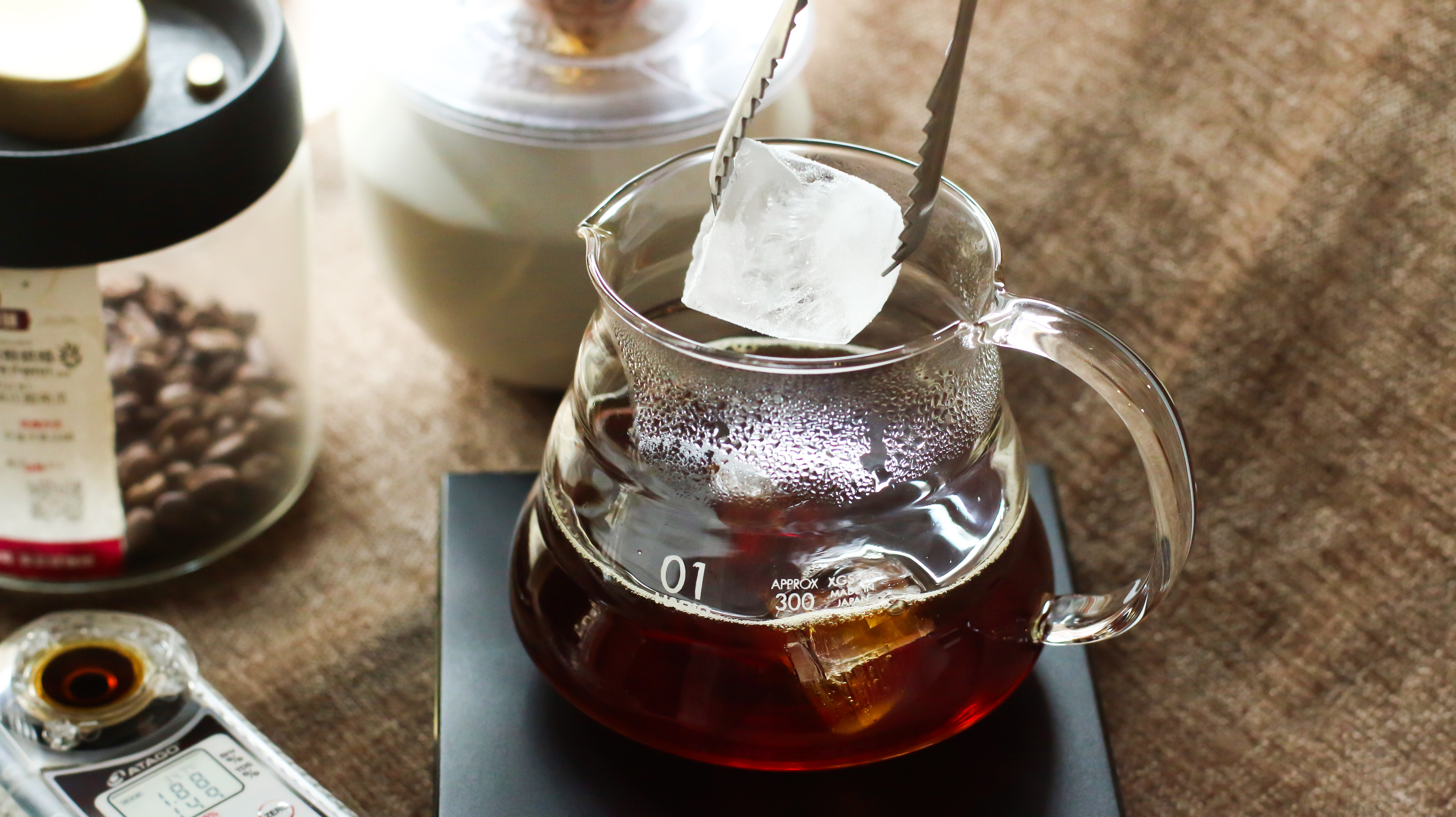 热手冲咖啡能不能加冰？为什么热手冲咖啡最好不要加冰块？冰手冲咖啡用什么研磨水温最好喝？