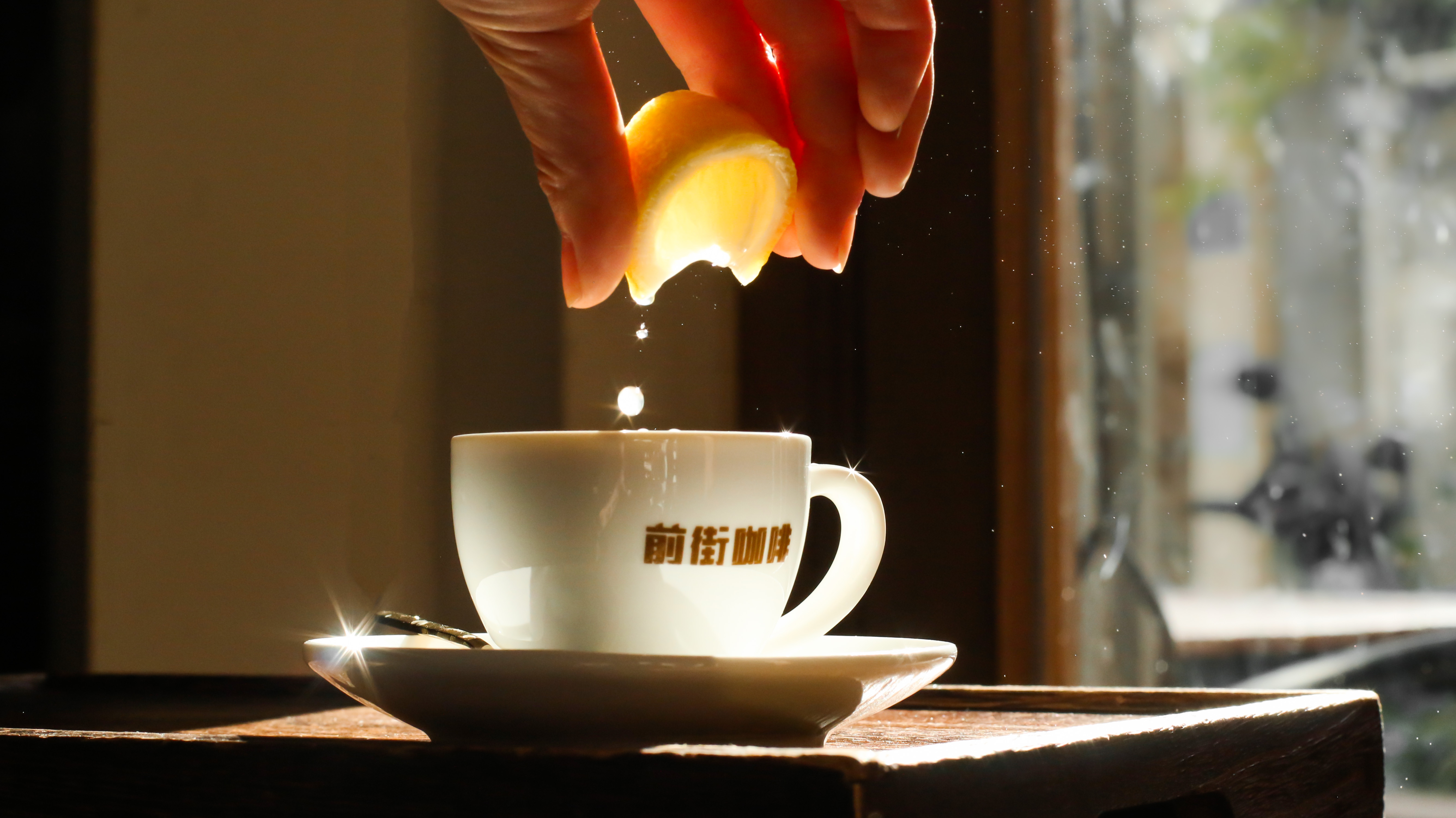 浓缩咖啡怎么喝？意式浓缩咖啡是直接喝还是兑水兑奶喝？