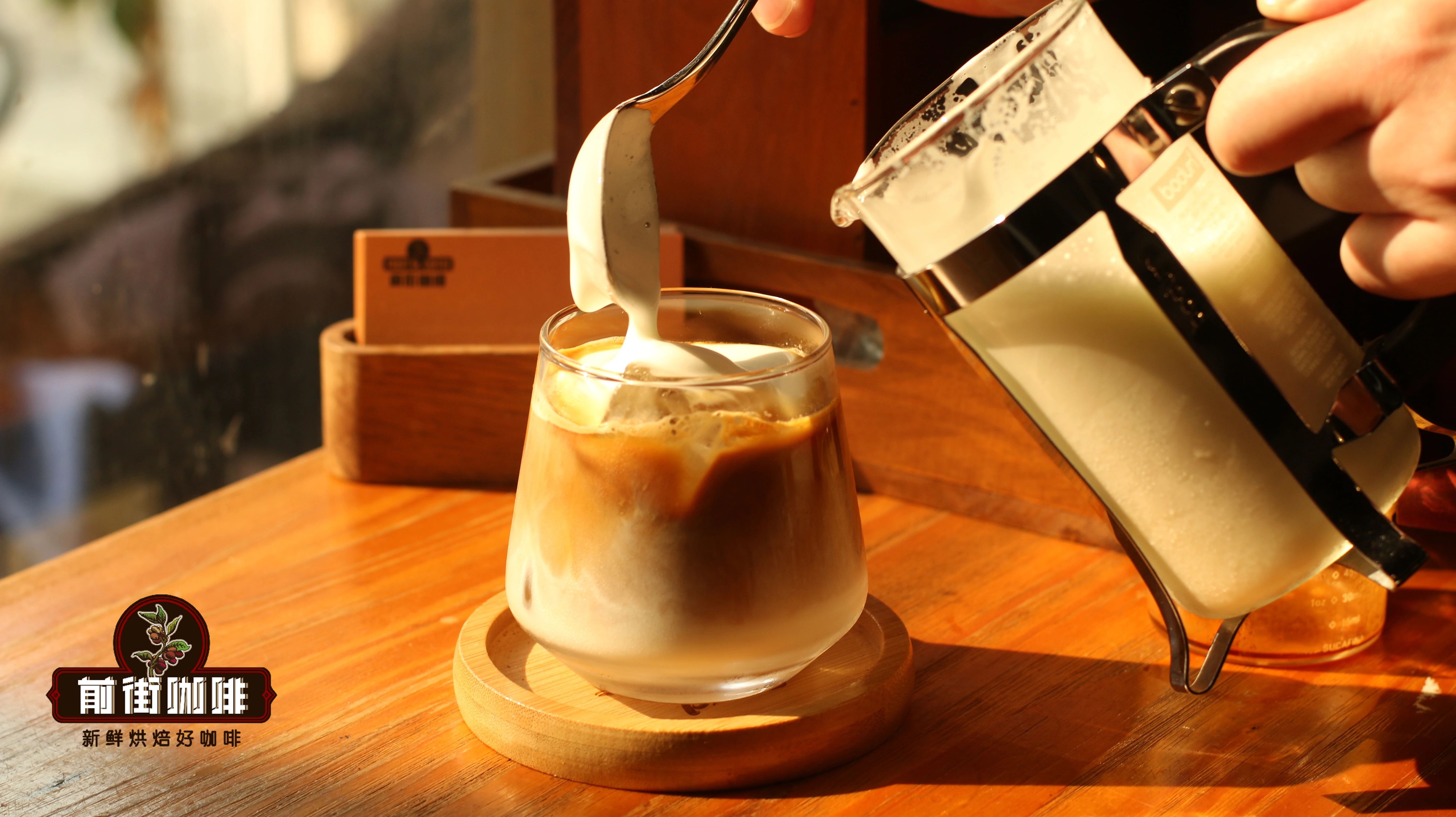 如何用法压壶制作奶泡 卡布奇诺咖啡和拿铁咖啡的奶泡打法