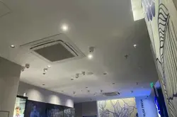 瑞幸人崩溃!门店天花板全是AI监控摄像头?!