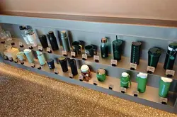 吵翻天!星巴克陈列杯碰掉了要不要赔?