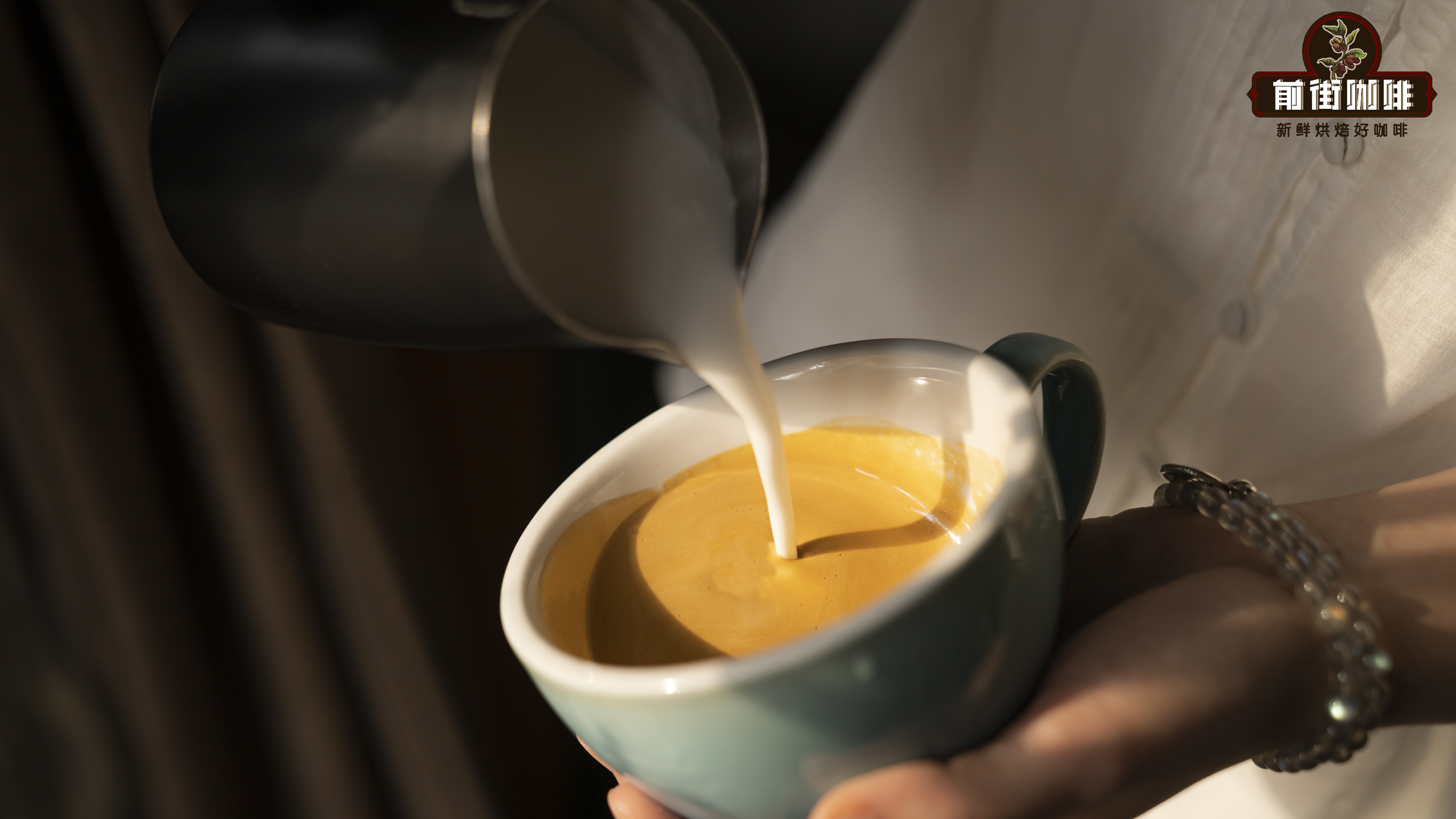 意式拿铁咖啡拉花牛奶奶泡要打到什么程度？Latte的拉花奶泡要打多厚多久？