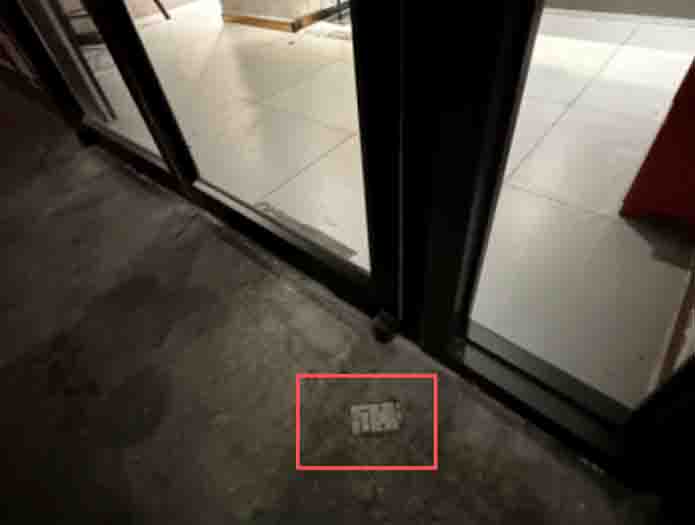 瑞幸门阻器绊倒路人致受伤！客服：已拆除